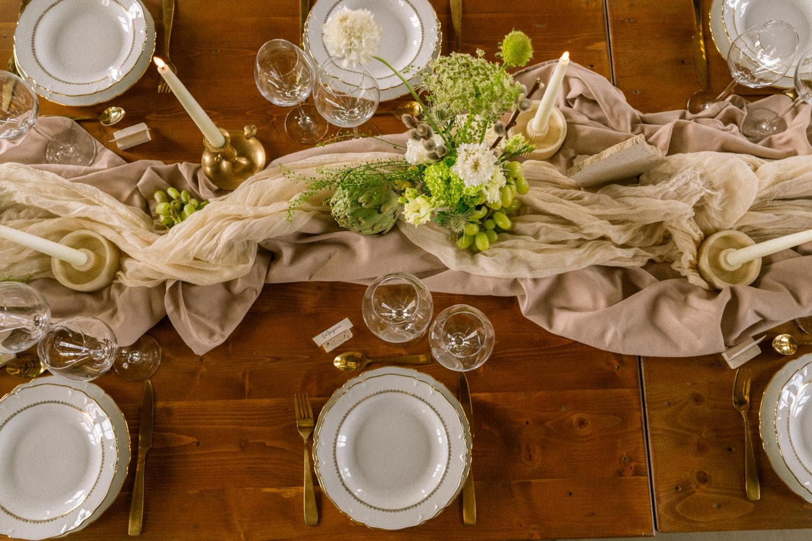 Centre de table fleuri sur nappe élégante