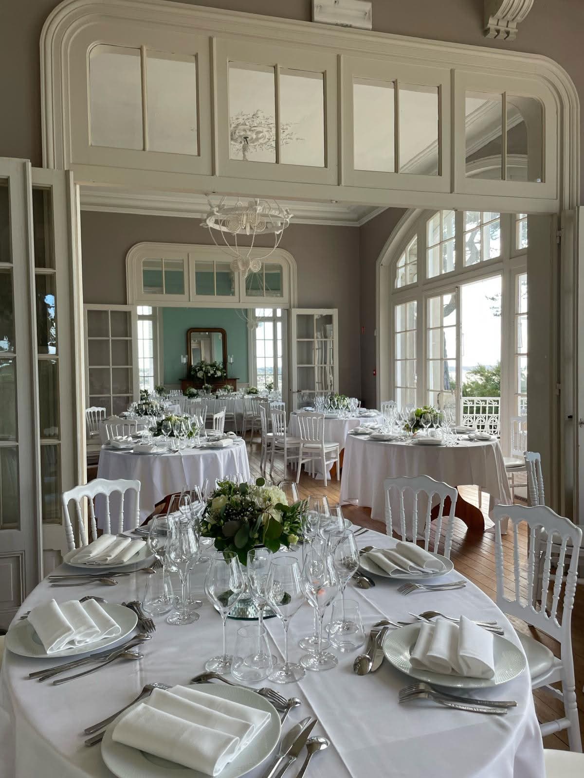 Salle de réception ornée de compositions florales